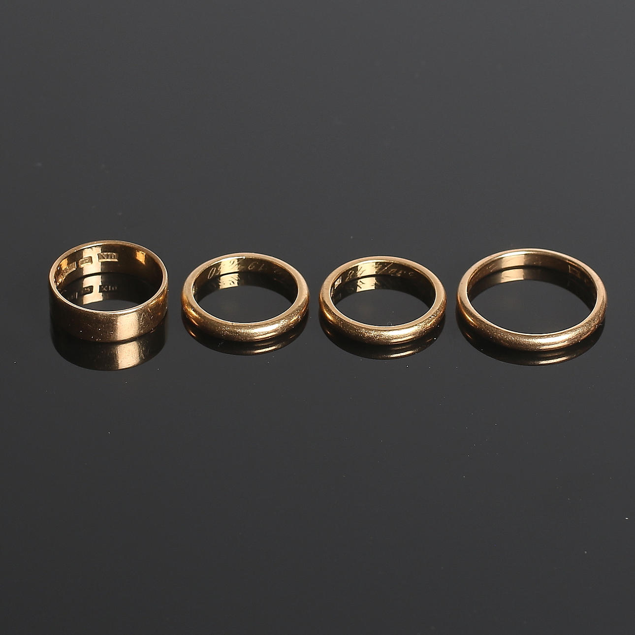 RINGAR, 4 st, 18k guld, 1900-tal. Vikt 15 gram.