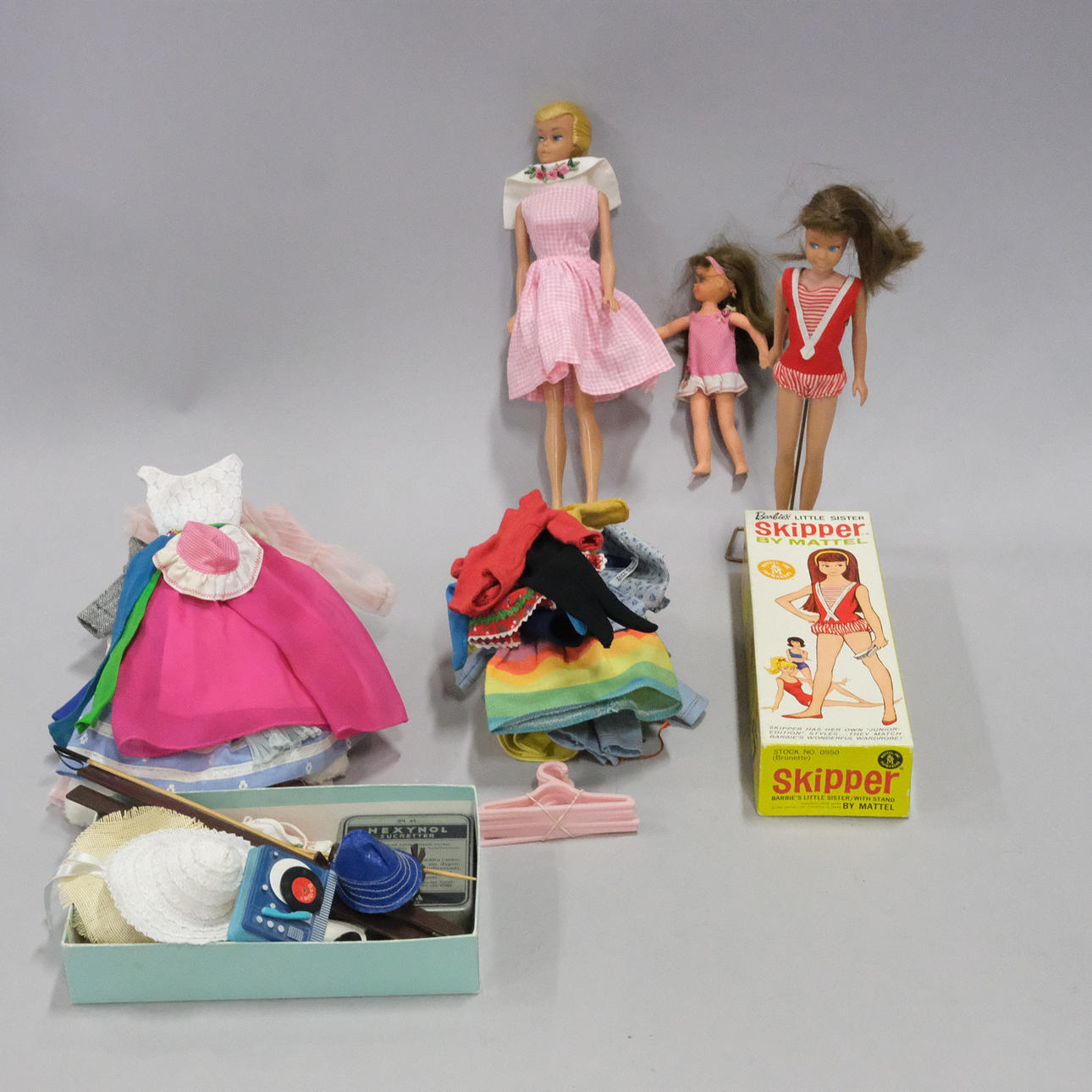 TRE MATTEL DUKKER OG TILBEHØR.