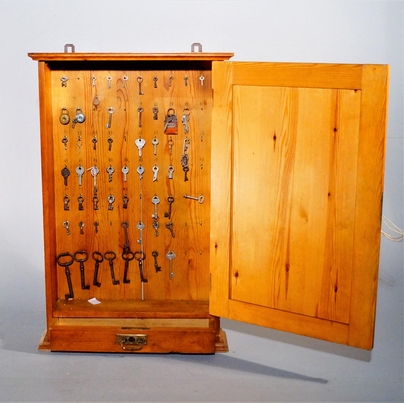 NYCKELSKÅP, med nycklar, 1900-tal.