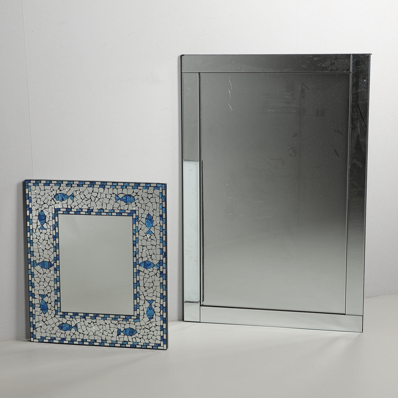 TVÅ MODERNA SPEGLAR.