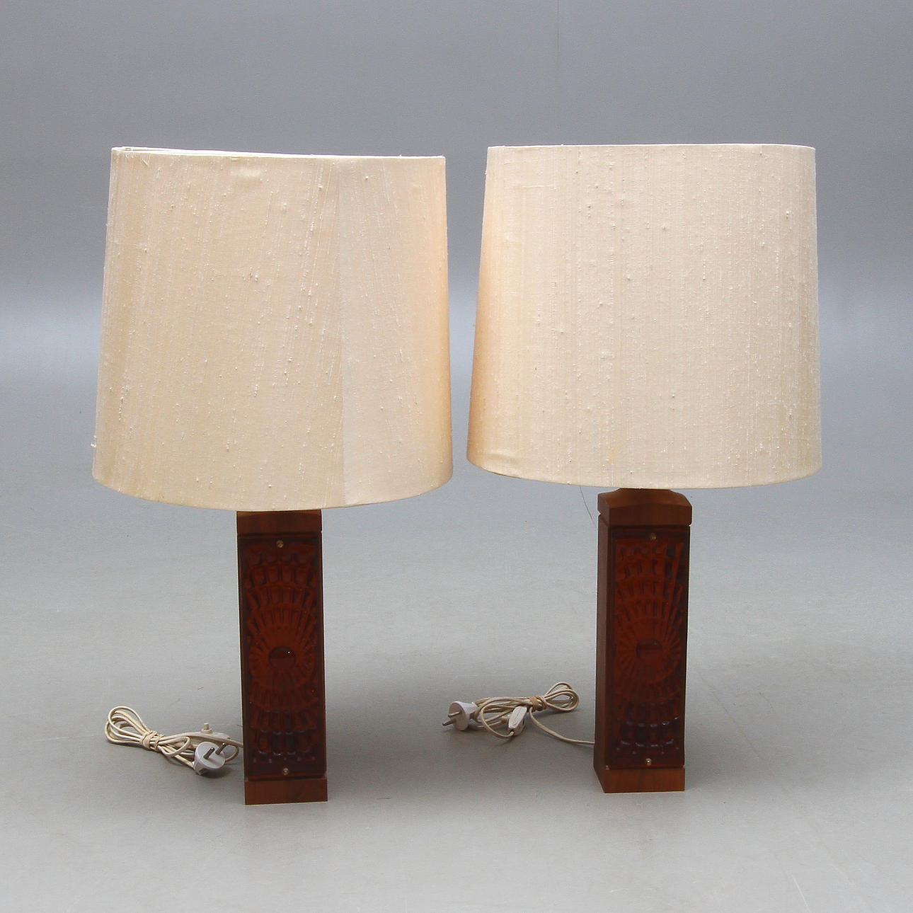 BORDSLAMPOR, 1 par, teak och glas, 1960/70-tal.