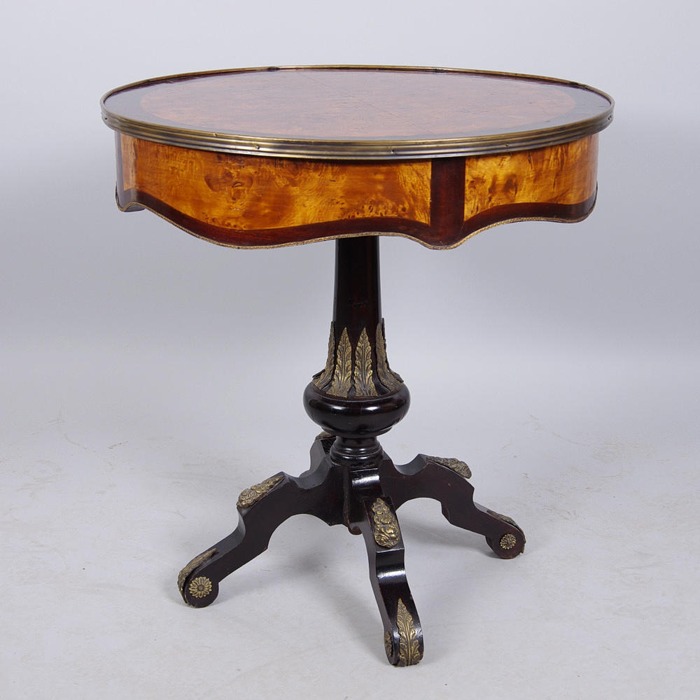 SALONGSBORD, mahogny/rotnaer med bronser, 1800-tal.