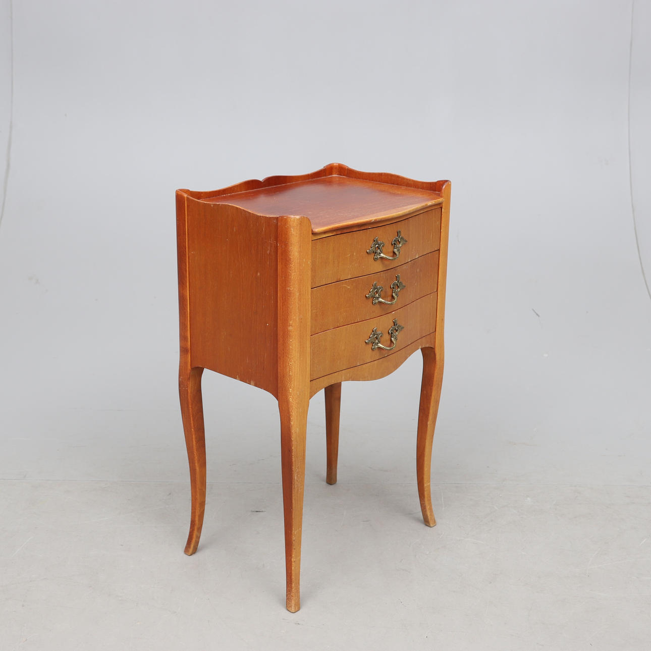 SÄNGBORD, lövträ, rokokostil, 1900-talets andra hälft.