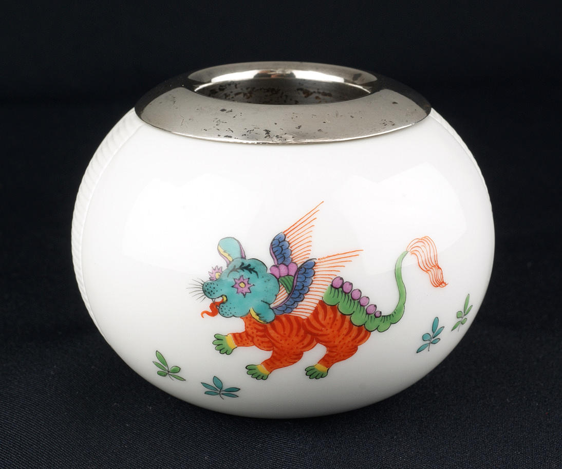 LITEN RUND VAS; Meissen Porslin Manufaktur. Med Peiffer punkt (1924 - 1934). Tyskland.