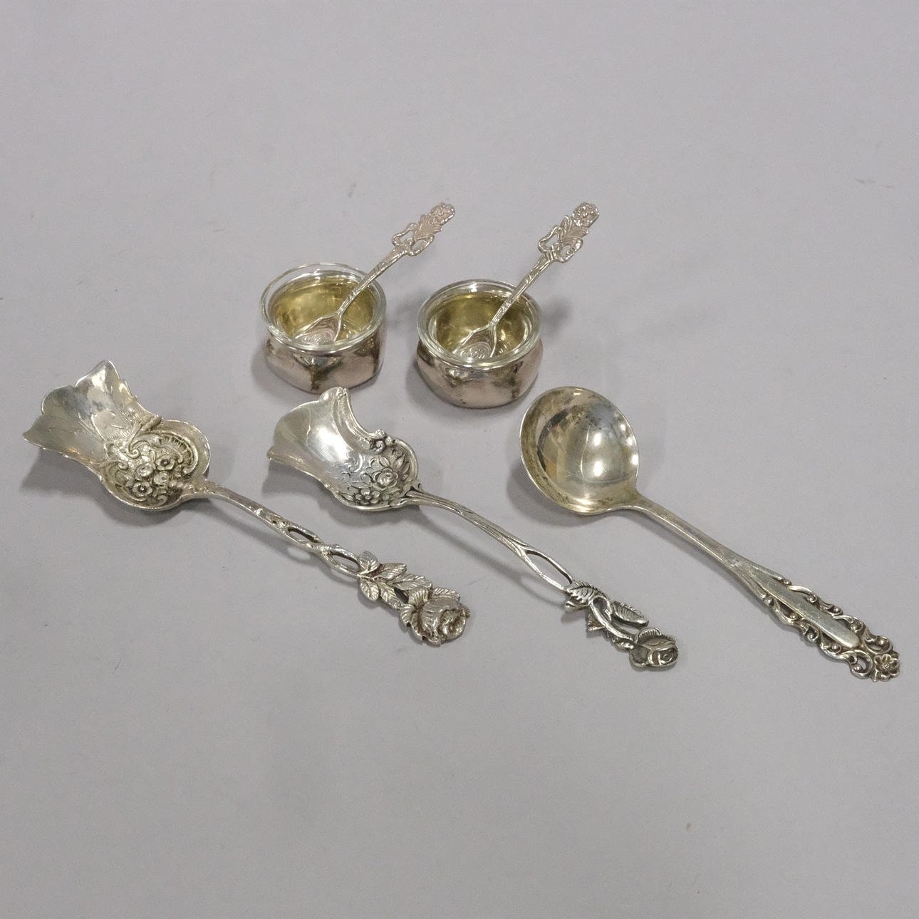 FIVE PIECES OF SILVER OBJECTS INCL. SALT POTS.