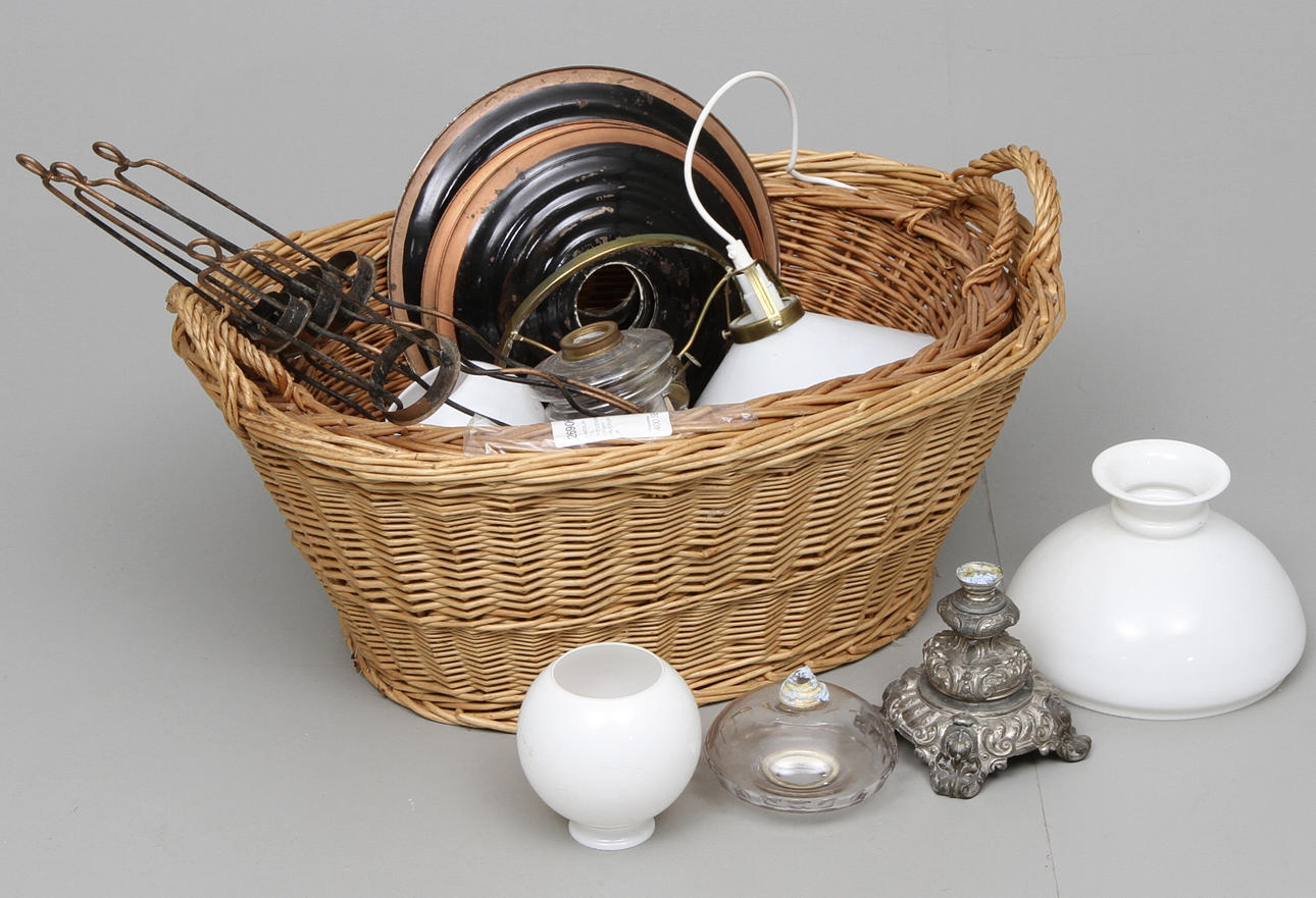 LAMPDELAR TILL FOTOGENLAMPOR samt PILKORGAR, 2 st.