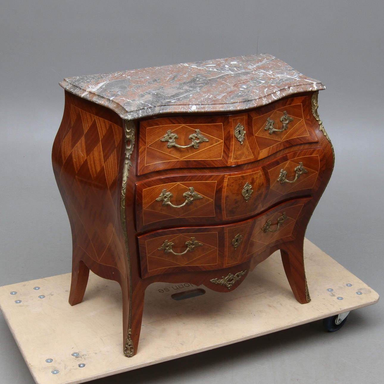 BYRÅ, med stenskiva, rokokostil, 1900-tal.