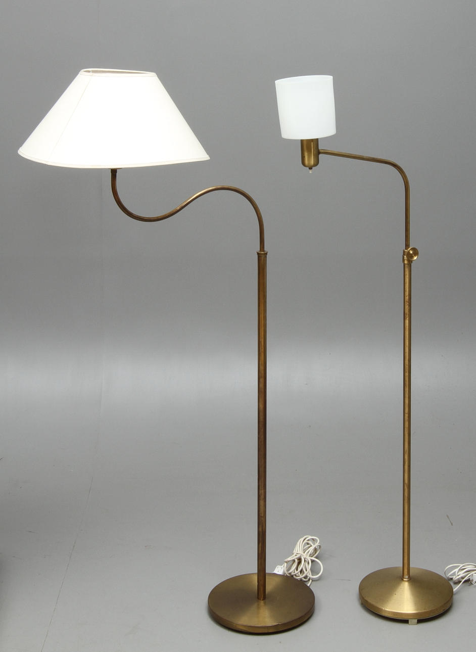 GOLVLAMPOR, 2 st, mässing, 1900-tal.