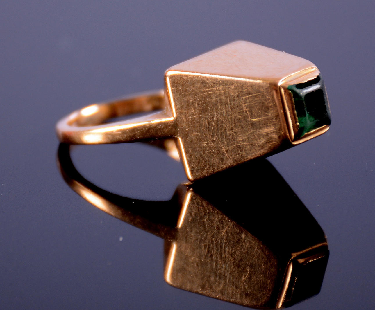 SIGURD PERSSON. Ring, 18k guld med slipad grön sten Stockholm 1962.