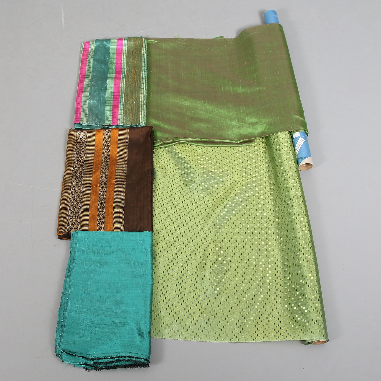 TEXTILIER, råsiden, från sömmerska / ateljé. 1950/60-tal. Totalt ca 1370 cm.