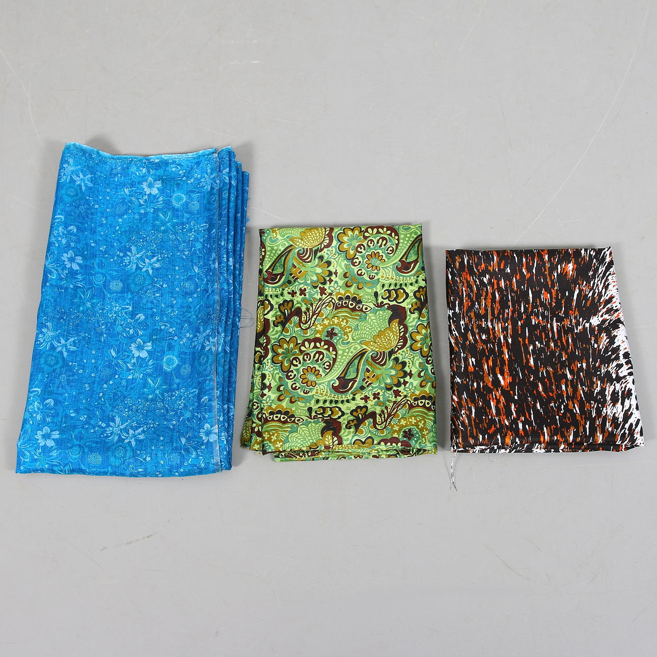 TEXTILIER, 100% silke, från sömmerska / ateljé. 1950/60-tal. Totalt ca 760 cm.