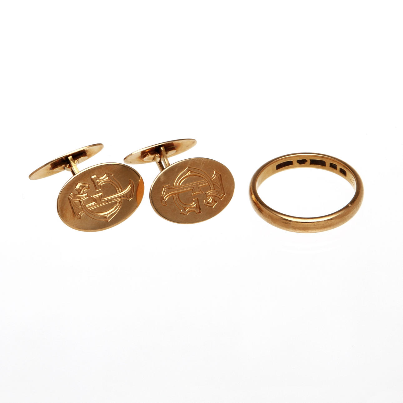 MANCHETTKNAPPAR, 1 par samt VIGSELRING, guld 18k, ca 12,7 gram.