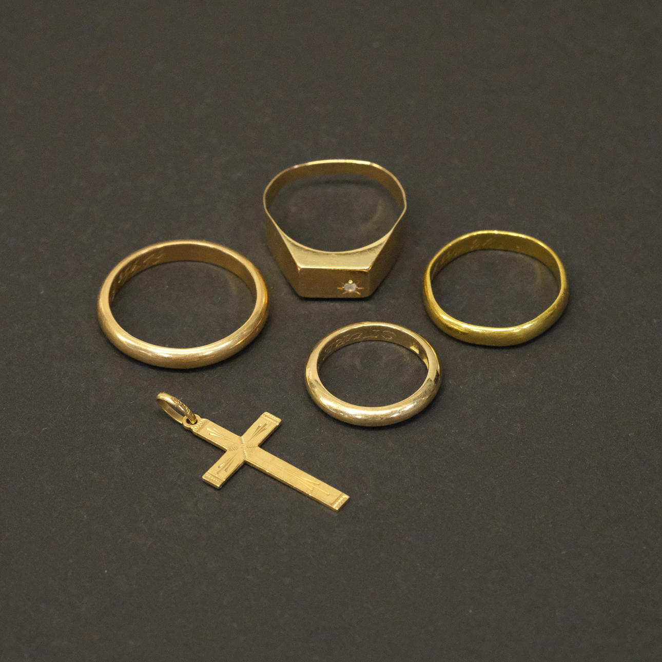 CINCO PIEZAS DE OBJETOS DE ORO, 23K Y 18K.