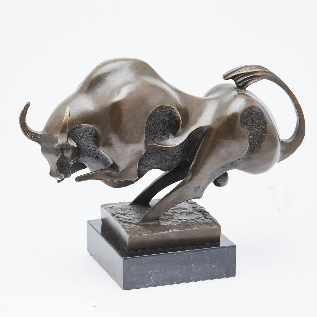 MILO. Skulptur/figur, studie av anfallstjur, brons, marmor, 2000-tal ...