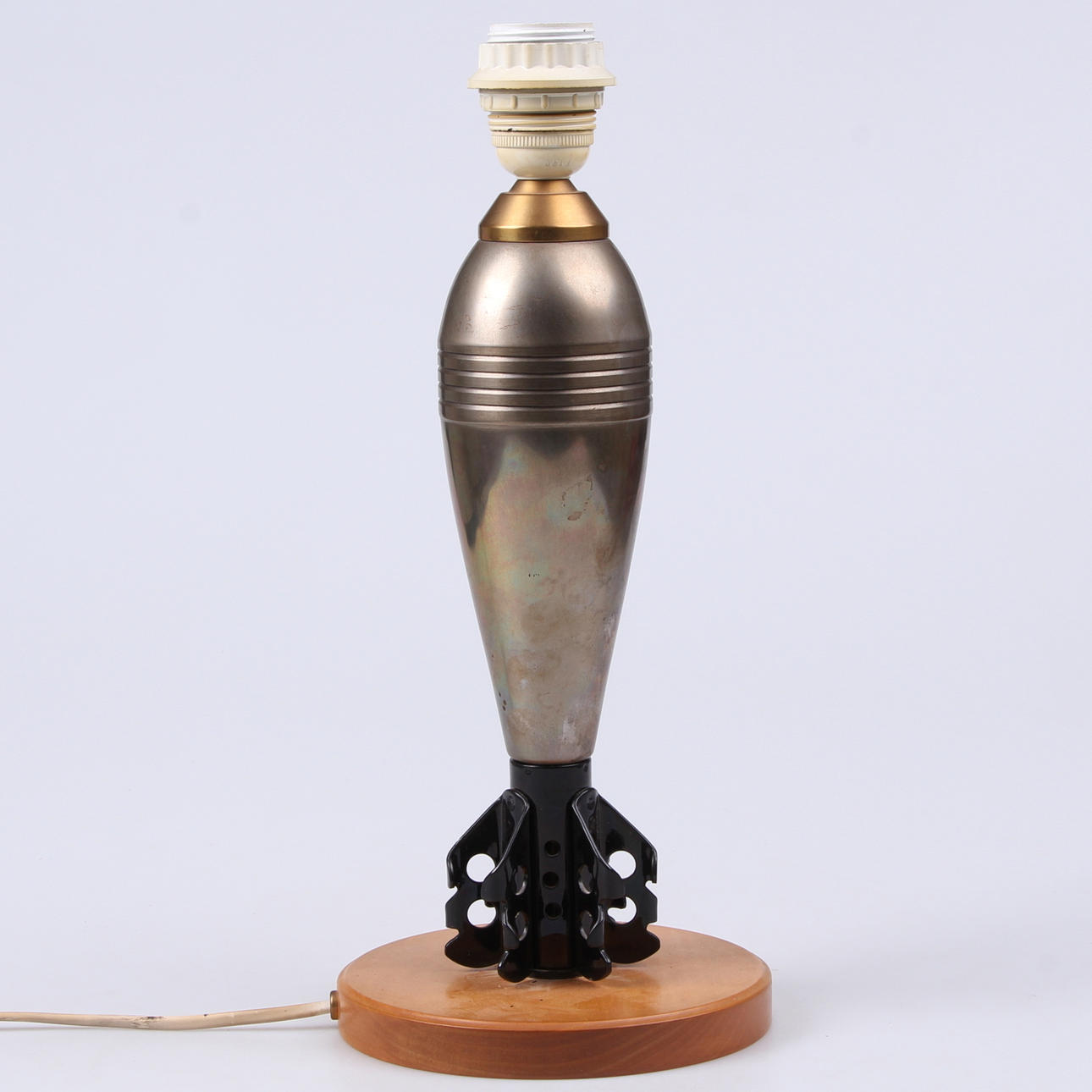 BORDSLAMPA, metall, i form av en granat, 1900-tal.