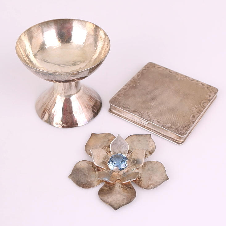 SILVERFÖREMÅL silver, 3 st, bruttovikt 203 gram.