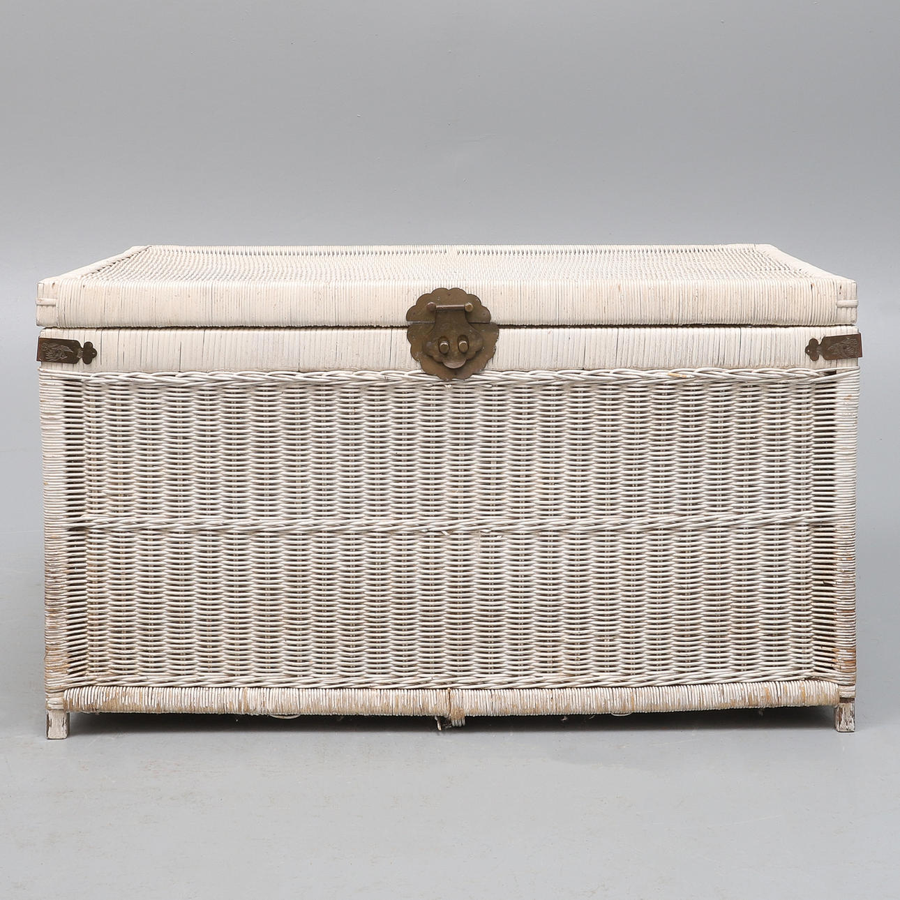 EINE VINTAGE CREMEBEMALTE RATAN-TRUHE.