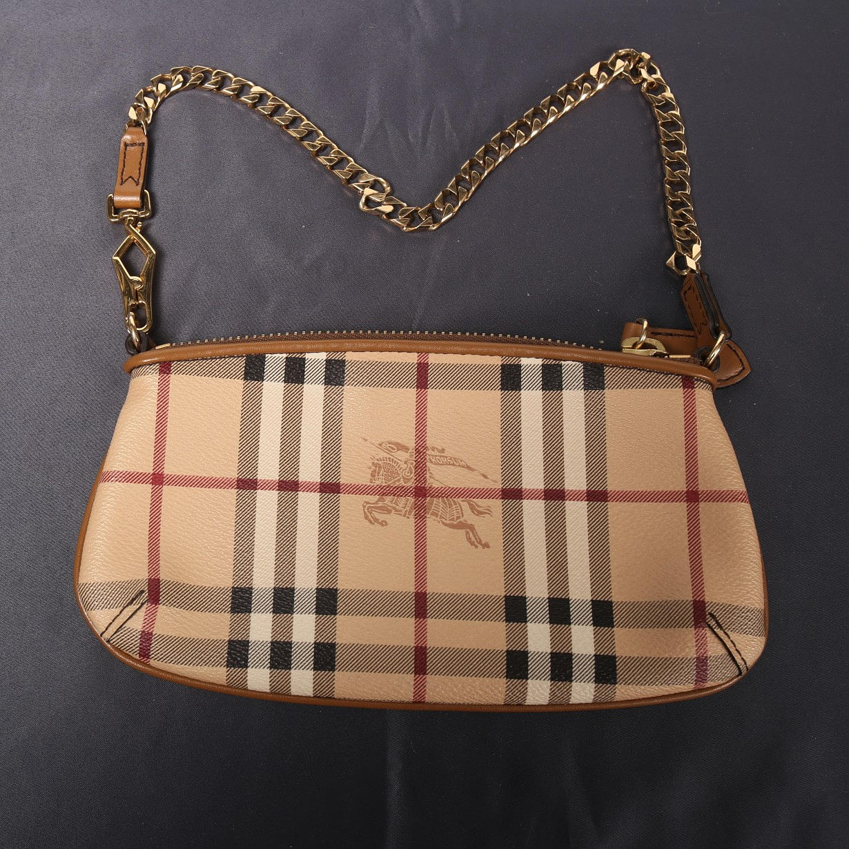 BOLSO DE NOCHE Burberry con bolsa guardapolvo.
