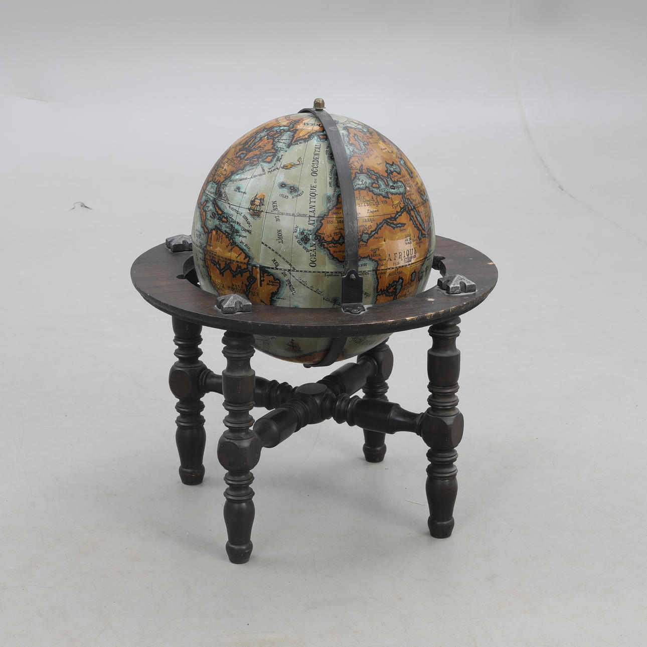 JORDGLOB på benställning,samtida replika.