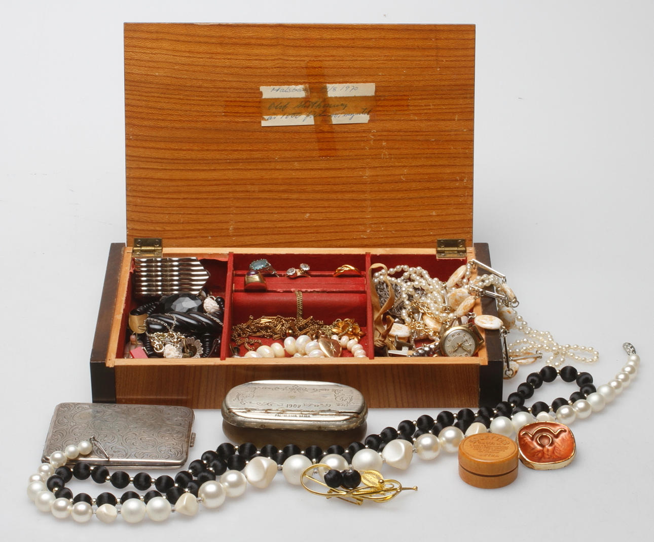 SMYCKEN samt DOSOR, 1 RING, 18k guld, 1900-tal.