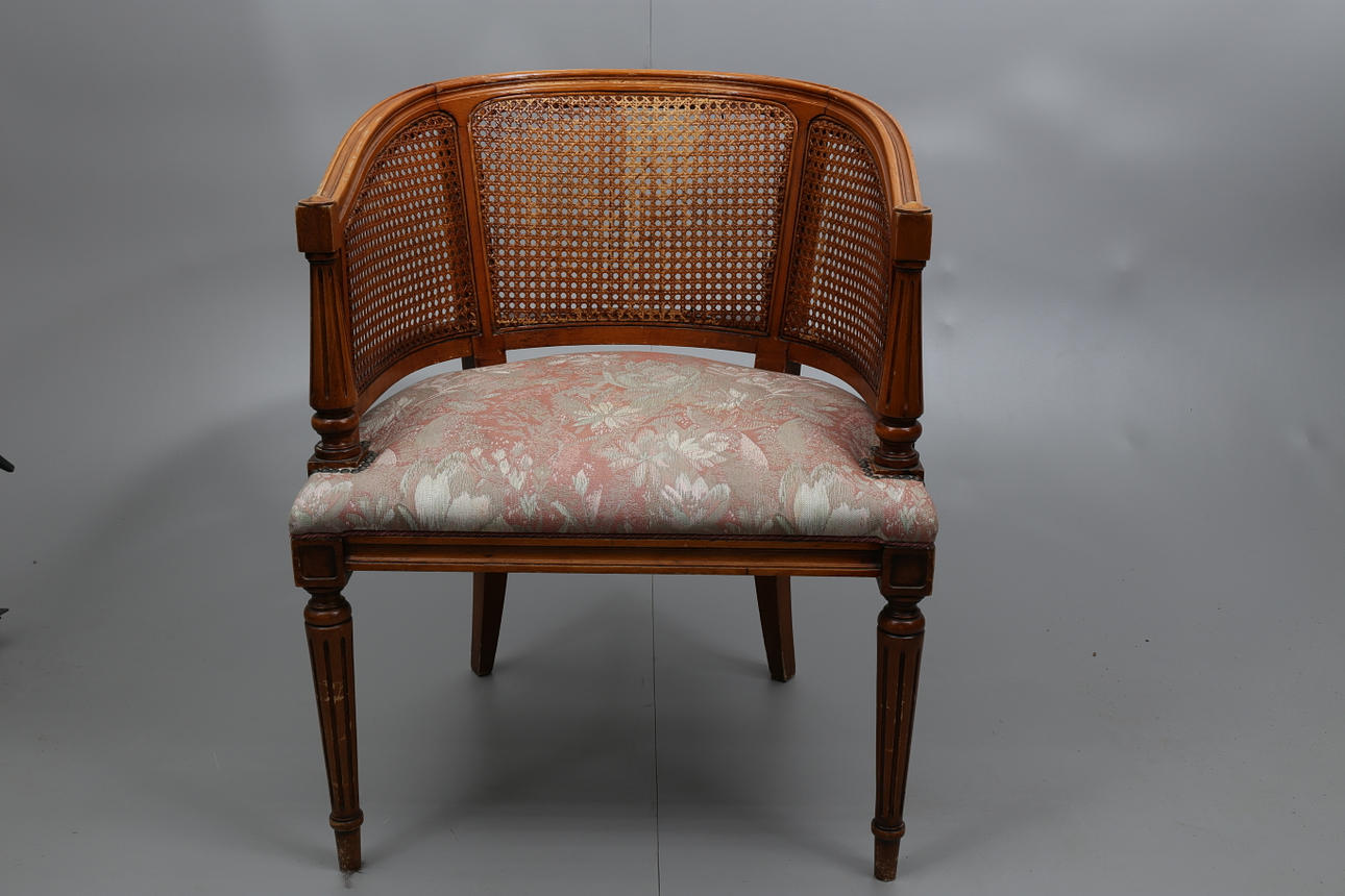 KARMSTOL, flätad rygg och armstöd, 1900-talets andra hälft.