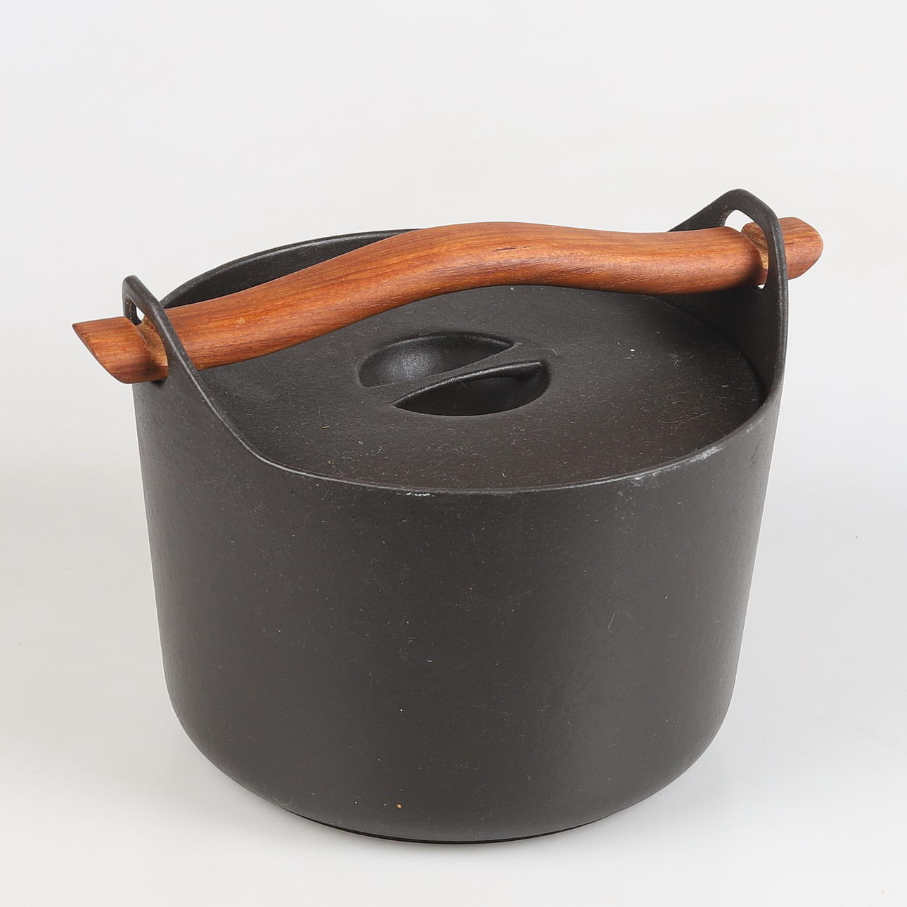 TIMO SARPANEVA. Gryta, gjutjärn och trä.