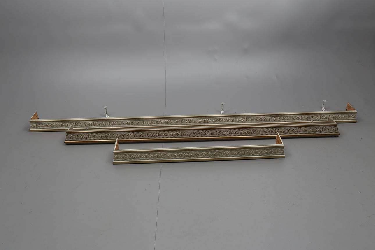 KORNISCHER, trä, vitmålade och förgyllda, 3 stycken.