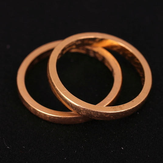 RINGAR 2 st, guld 20K, vikt 6 gram.