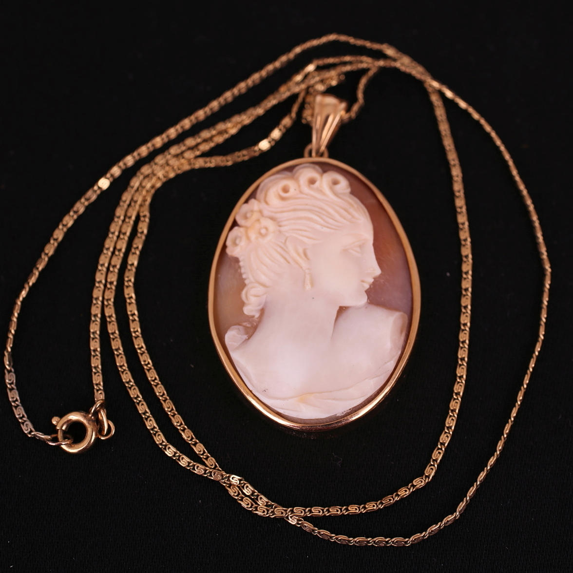 KAMEHÄNGE med guldkedja, 18K guld, bruttovikt 8,6 gram.