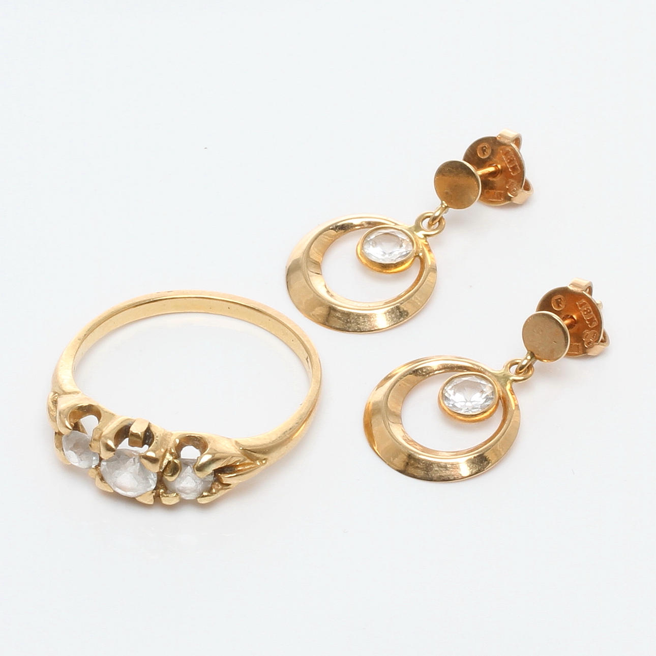 ÖRHÄNGEN 1 par 18k guld med sten samt RING 18k guld med stenar, 1900-tal.