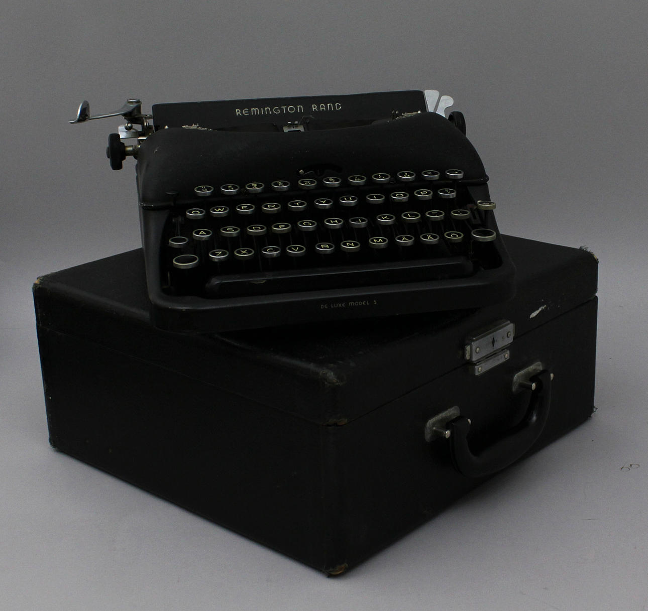 Skrivmaskin. Remington Rand med tillhörande väska. 1940-tal.