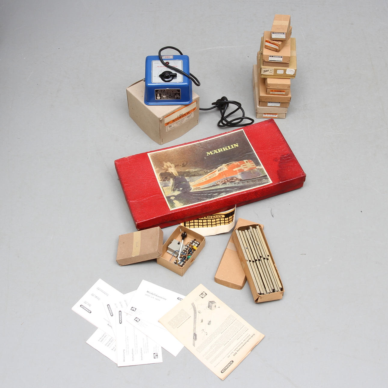 MÄRKLIN tågsats TM/808 3 H med ånglok TM 800, 2 vagnar, trafo, räls, växlar med mera. Delvis originalkartonger.