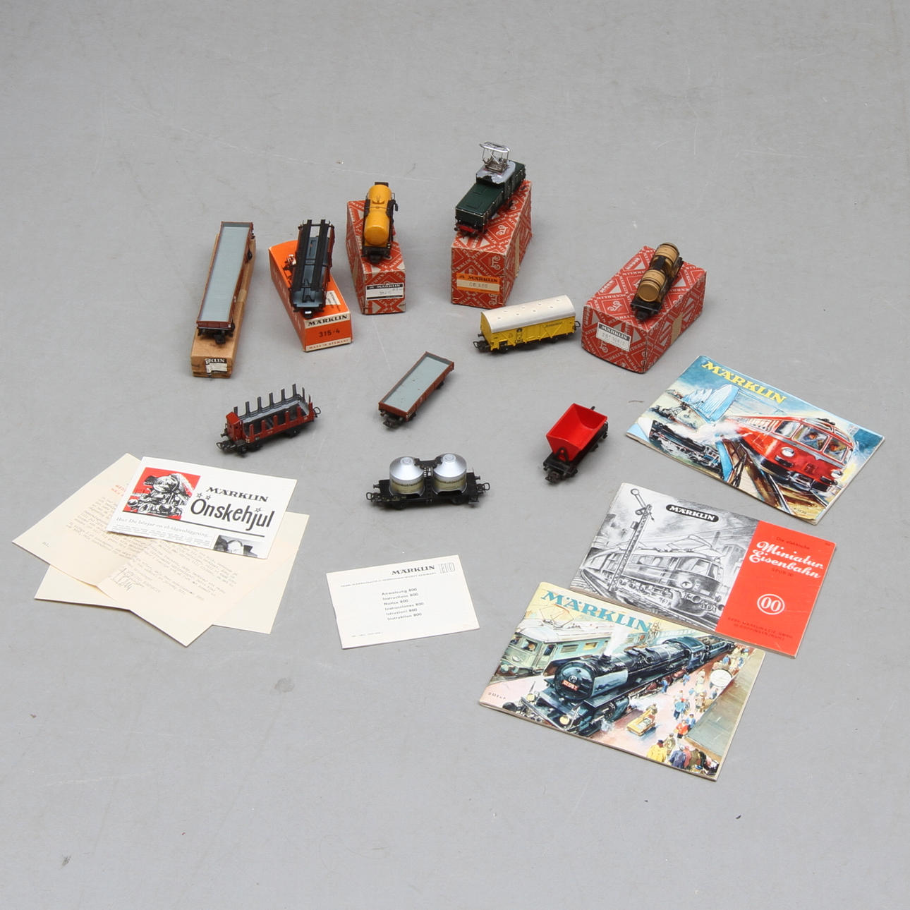 MÄRKLIN växellok CE 800, 9 vagnar och 3 kataloger. Delvis originalkartonger.