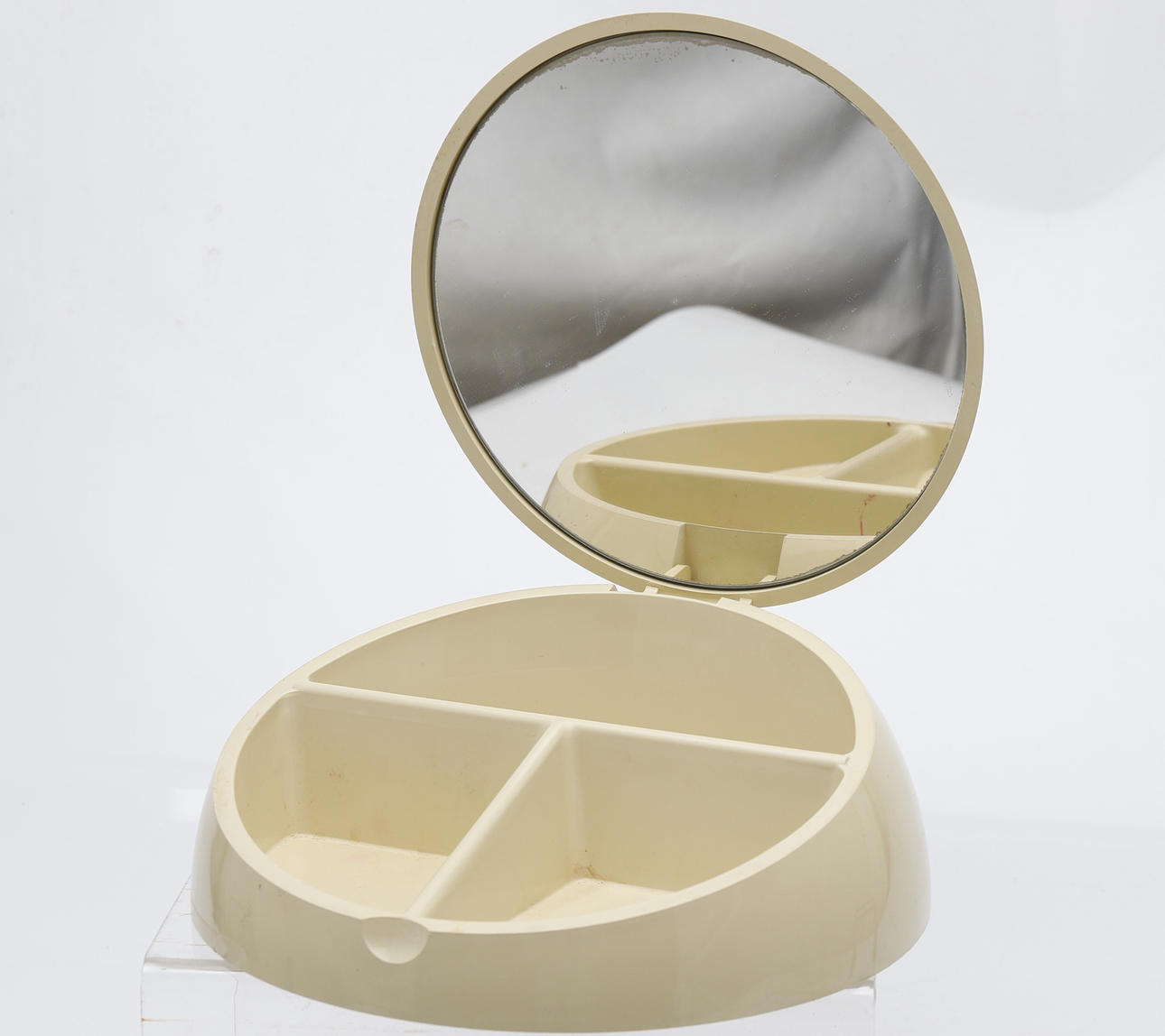 MAKIO HASUIKE. Espejo plegable de tocador.