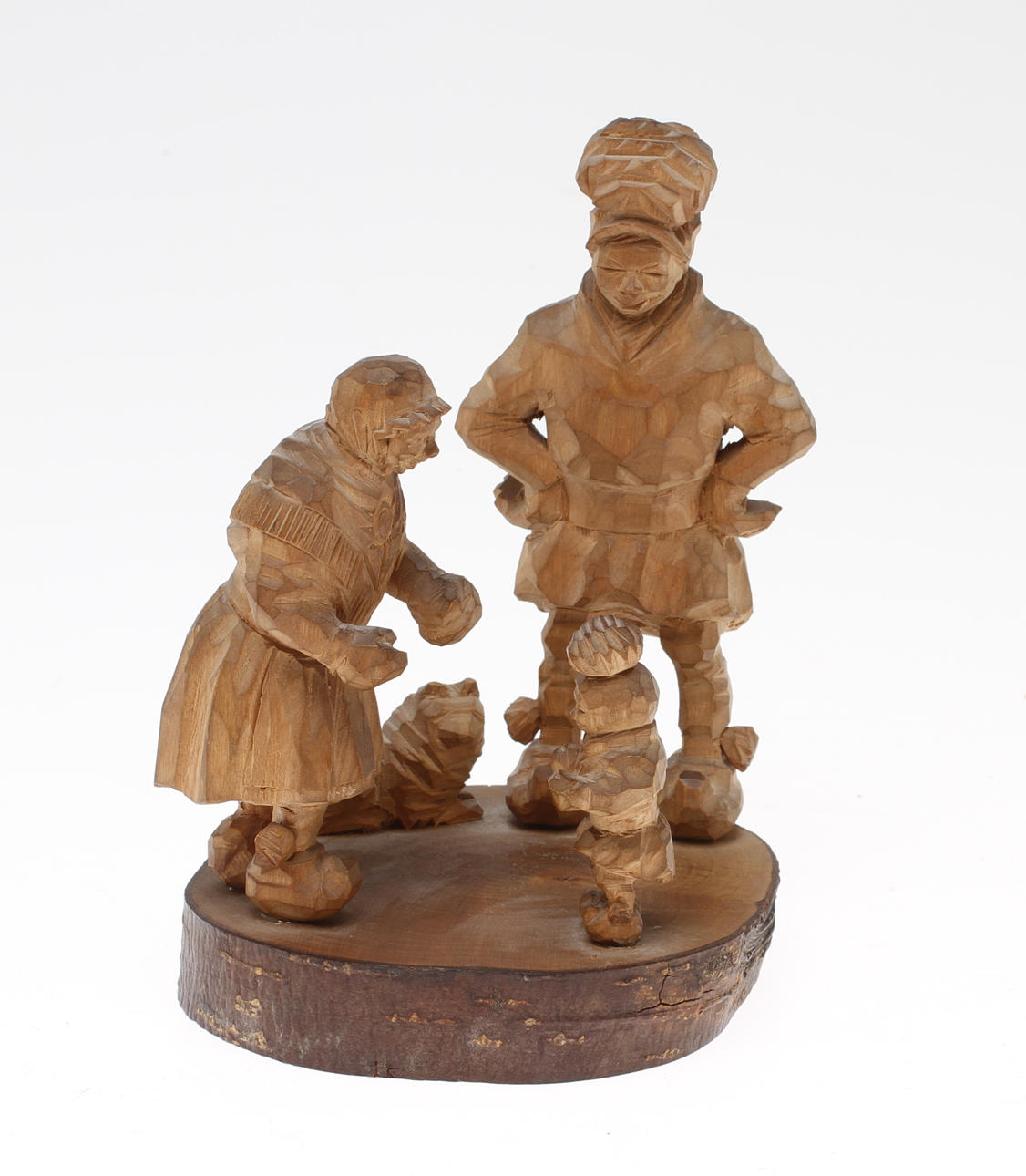 ÅKE SUNDQVIST. Samefamilj med hund, trä, signerad och daterad 1944.