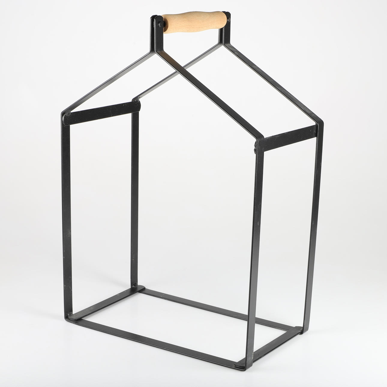 VEDSTÄLL, svartlackerad smide med trähantag.