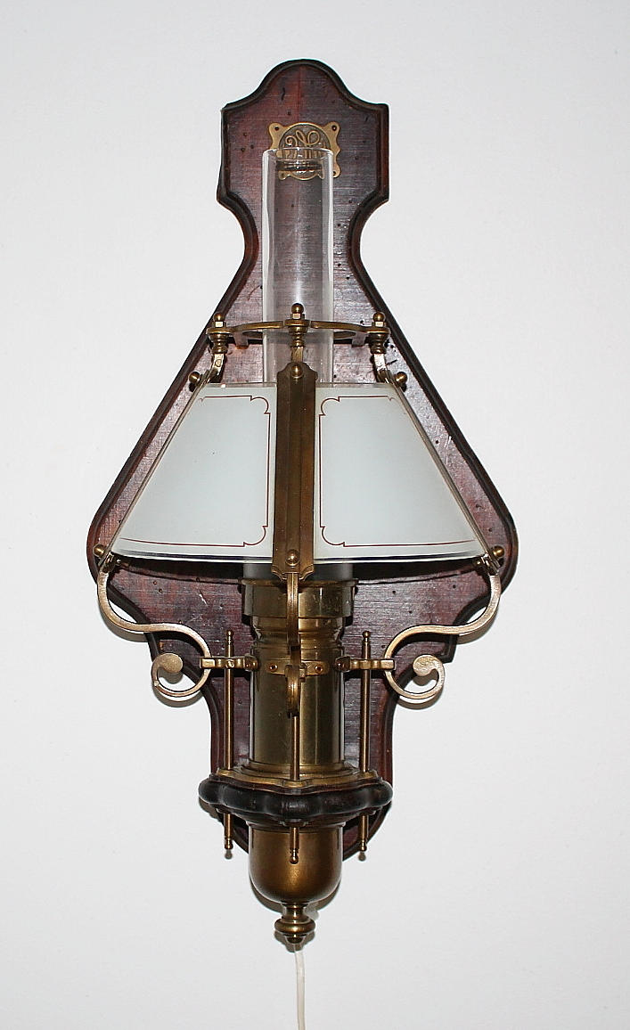 VÄGGLAMPA, mässing och trä, Qvist & CO Fellingsbro.