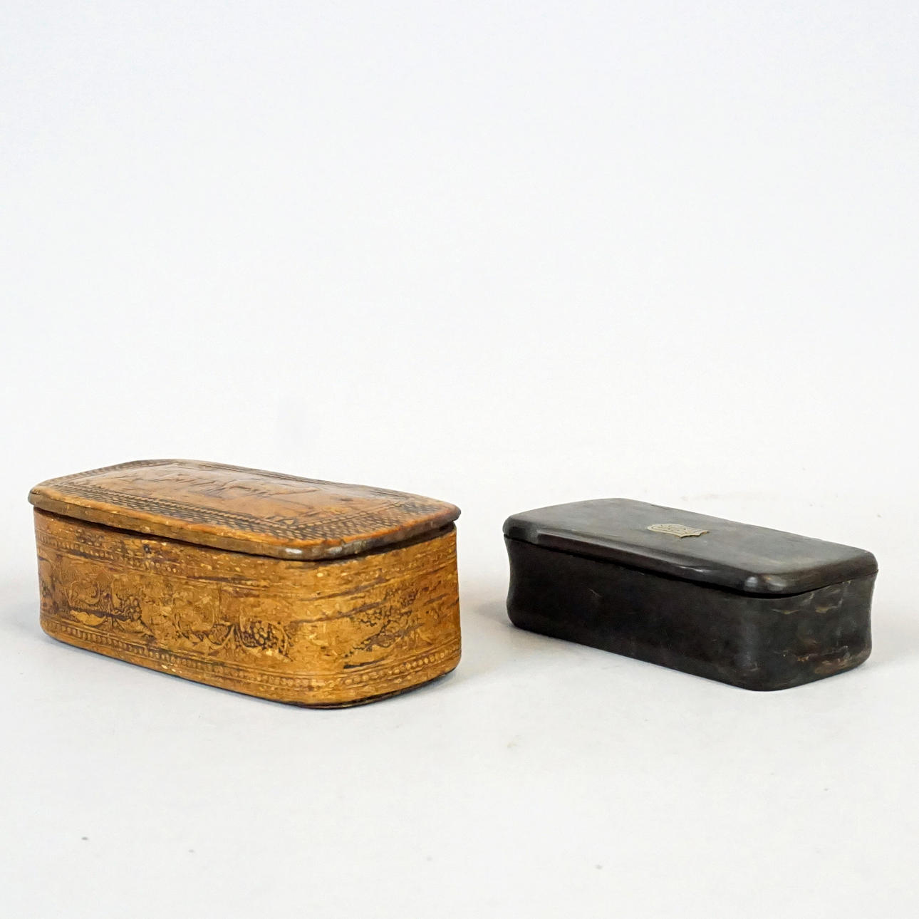 SNUSDOSOR, 2 st, ebenholts samt näver.