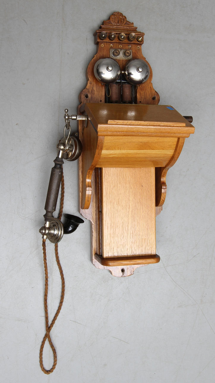 VÄGGTELEFON, ek, omkring 1900.