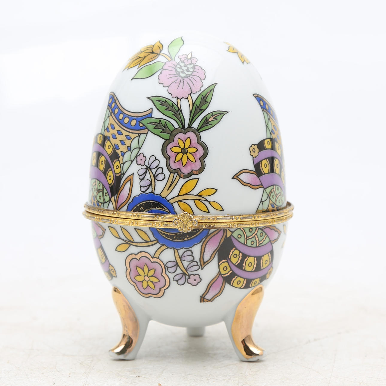 Porcelain egg-shaped box, 20th Century.