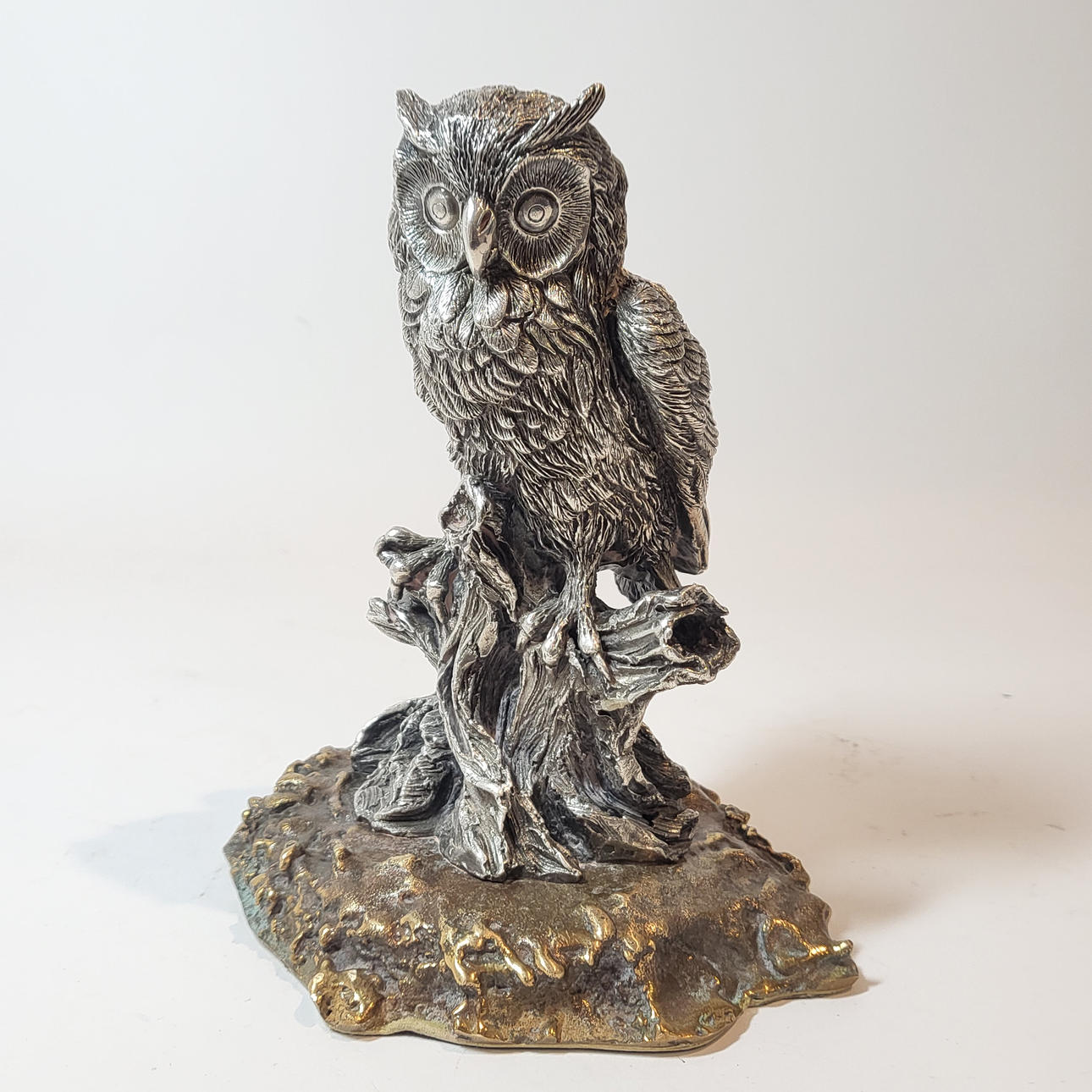 NICO FIGUR AUS HARZ EULE MIT SILBER PATINA.