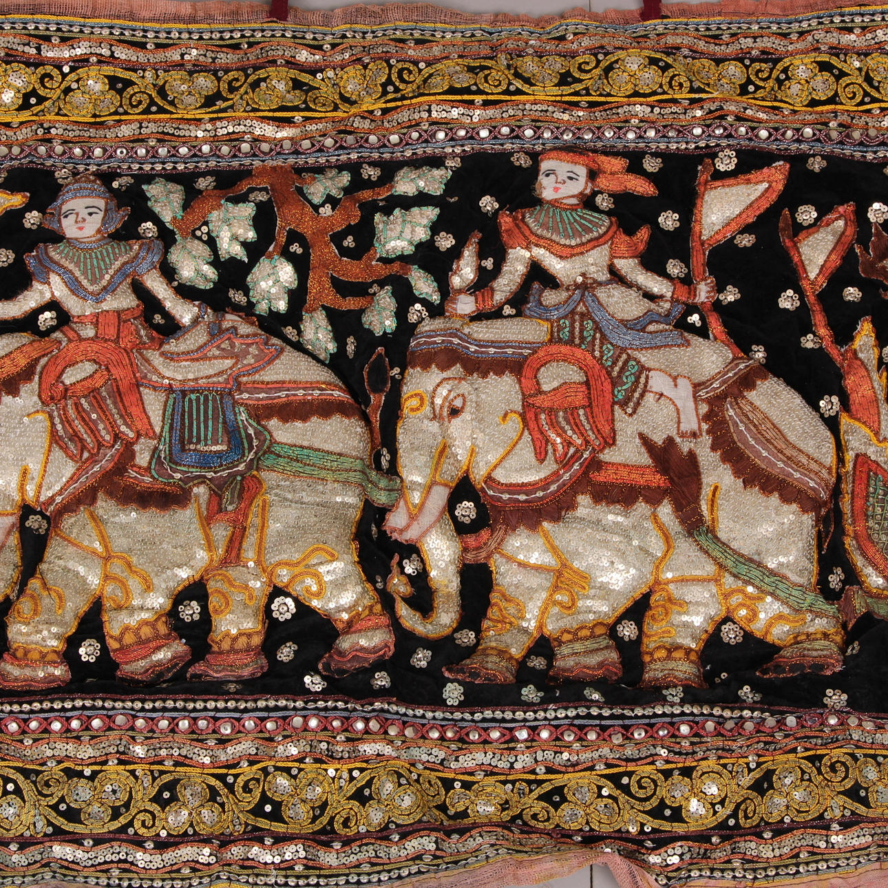 TEXTIL, dekor av ryttare och elefanter, orientalisk.