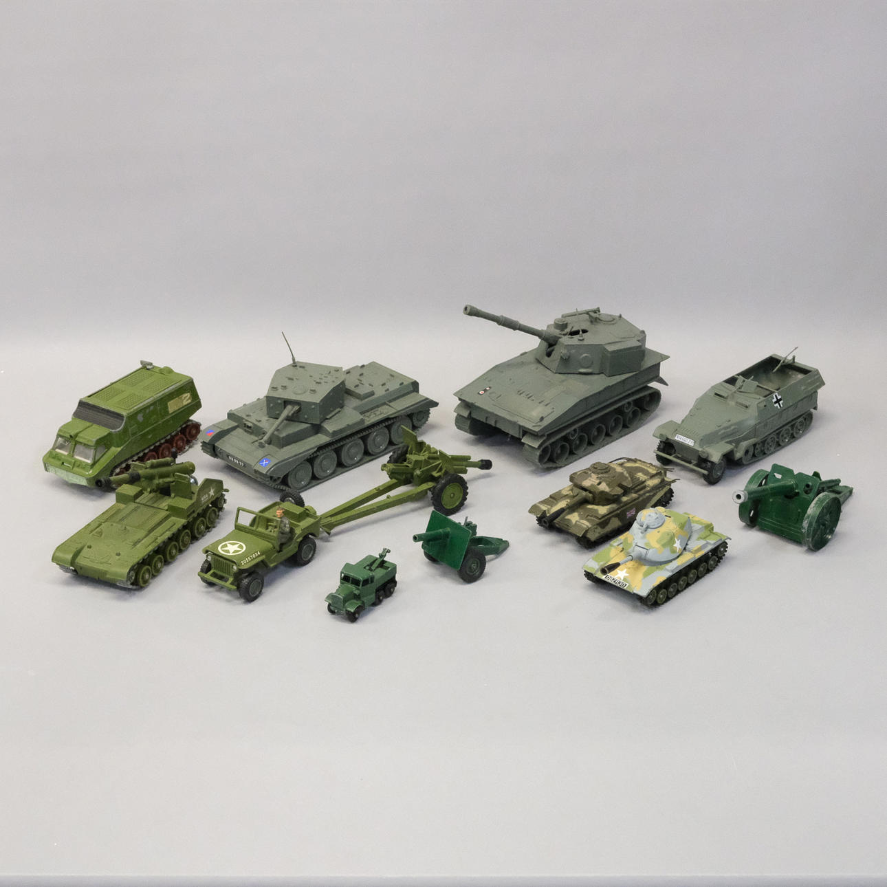 TOLV DELAR KRIGSLEKSAKER, STRIDSFORDON.