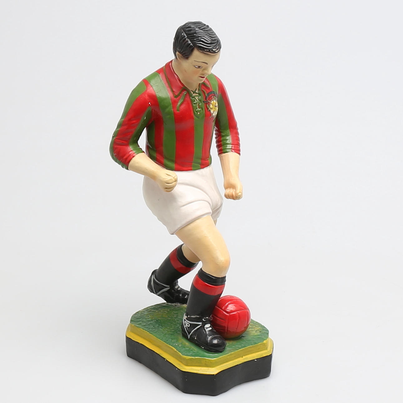 FIGURIN i keramik, fotbollsspelare, 1940/50-talet.