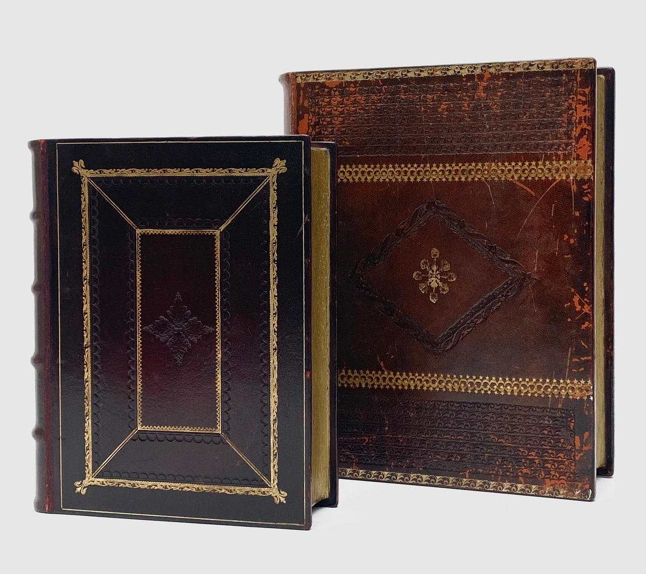 DOS "CAJAS LIBROS" SÍMIL LIBROS ANTIGUOS DECORADOS.