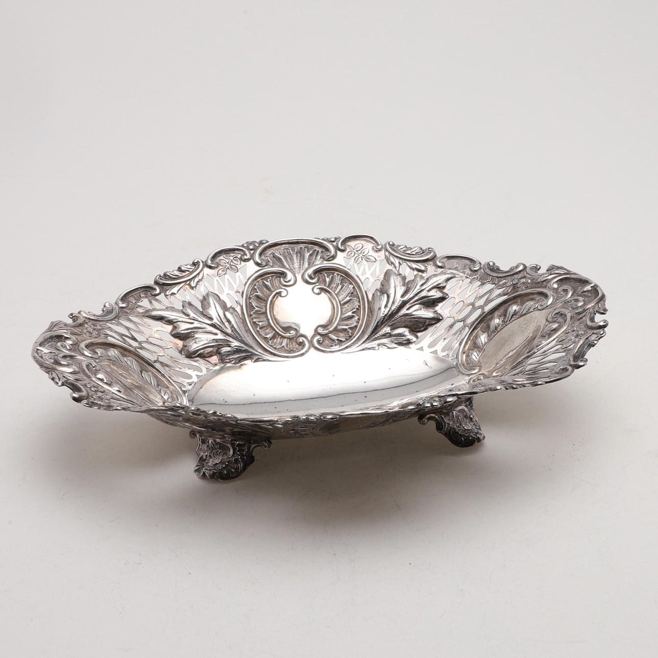 EIN SPÄT VIKTORIANISCHER DURCHBROCHENE Teller ODER KORB.