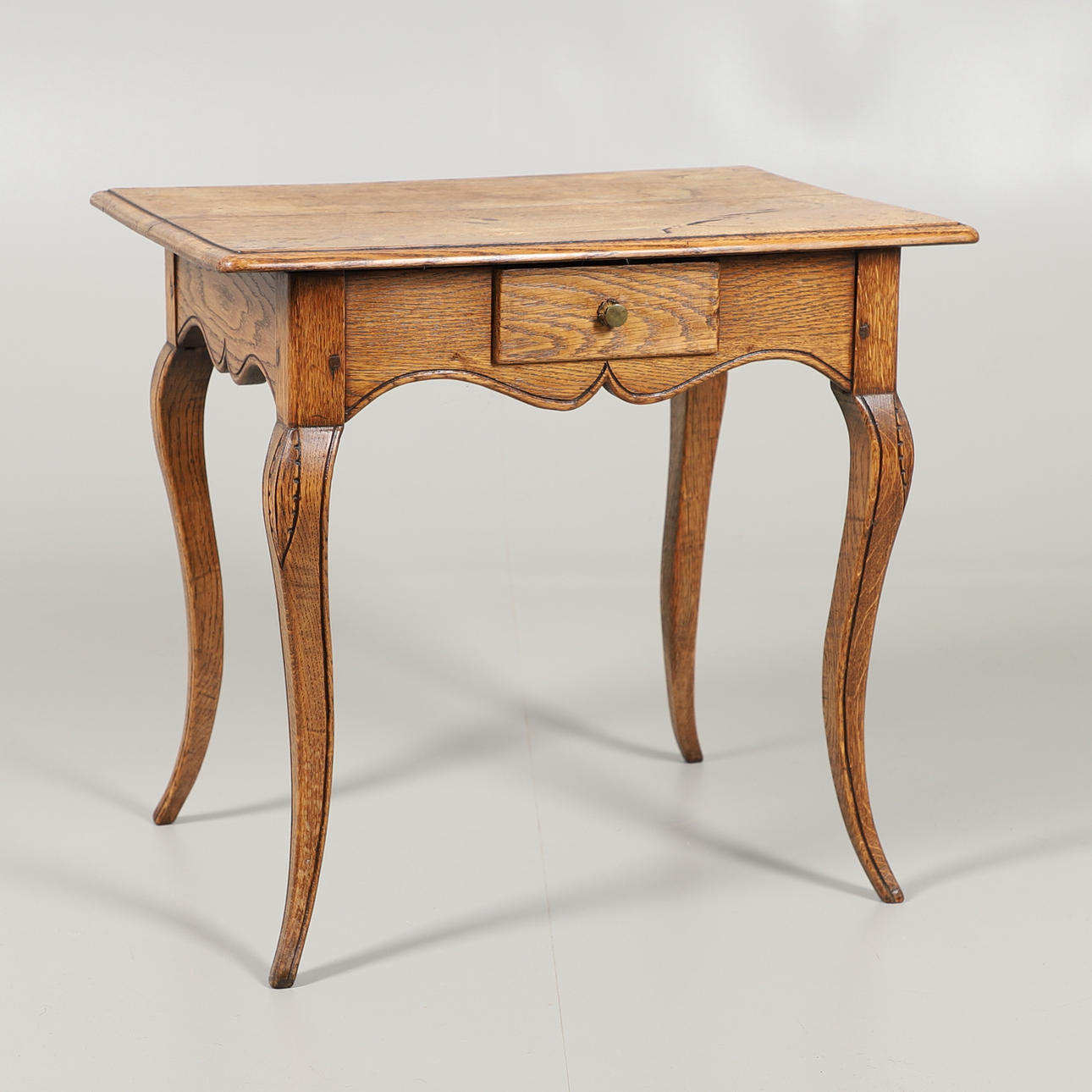 UNA MESA BAJA DE ROBLE CONTINENTAL.