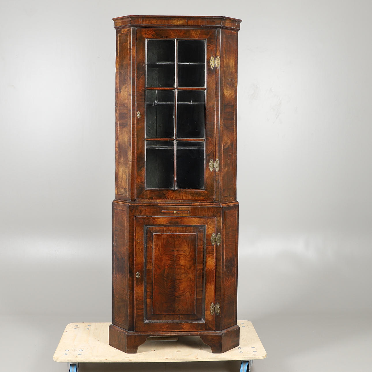 LARGE ANTIQUE FLOOR STANDING CORNER CABINET.