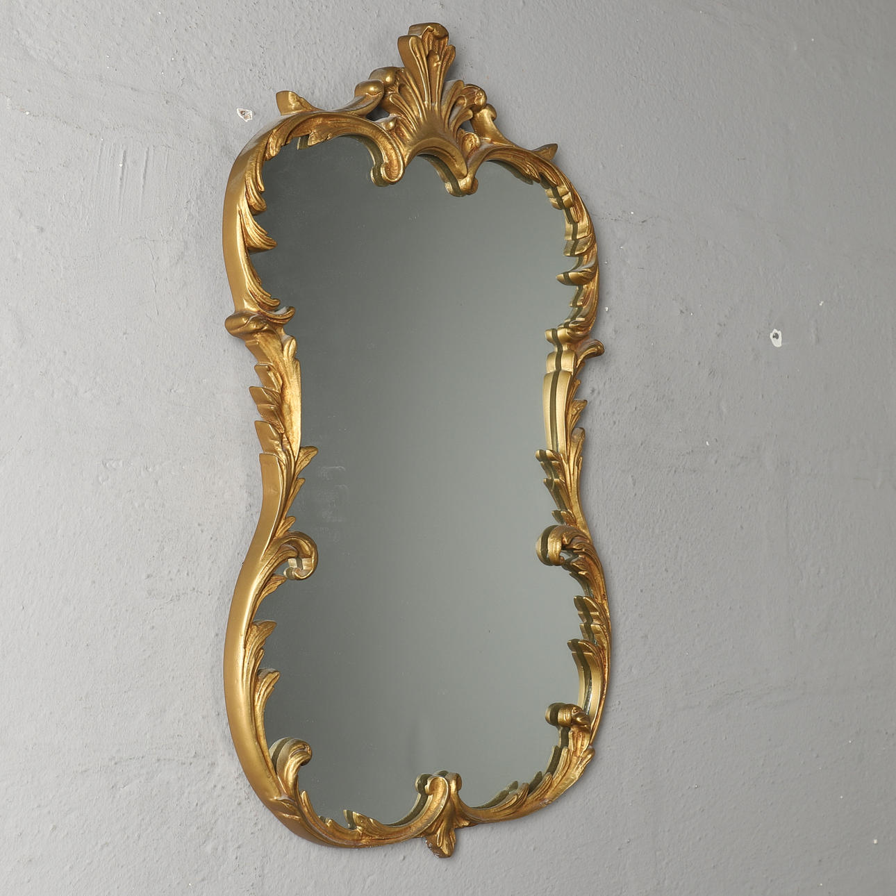 ESPEJO DE PARED DE ESTILO ROCOCO FRANCÉS DORADO.