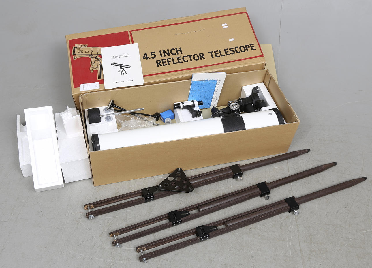 TELESKOP med STATIV, D=4-1/2 inch F=900mm, 1900-talets andra hälft.